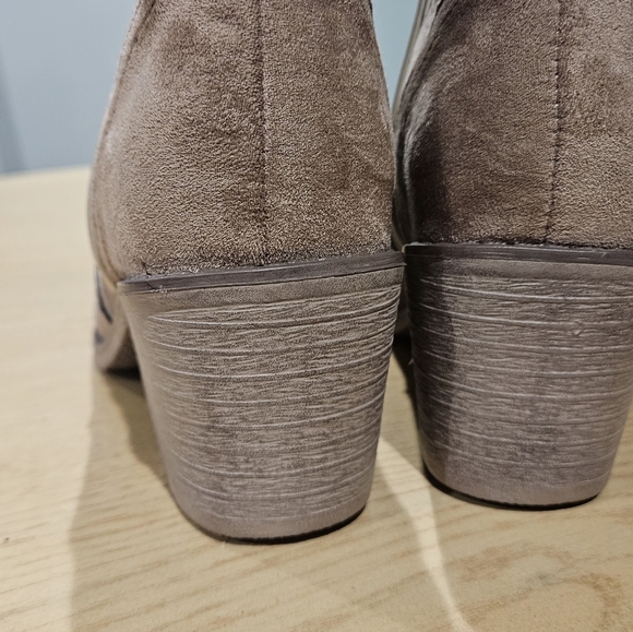 PIERRE DUMAS Faux Suede Tall Heeled Cowboy Boots. Taupe Brown/pearl Accents. 7.5 - Picture 11 of 16